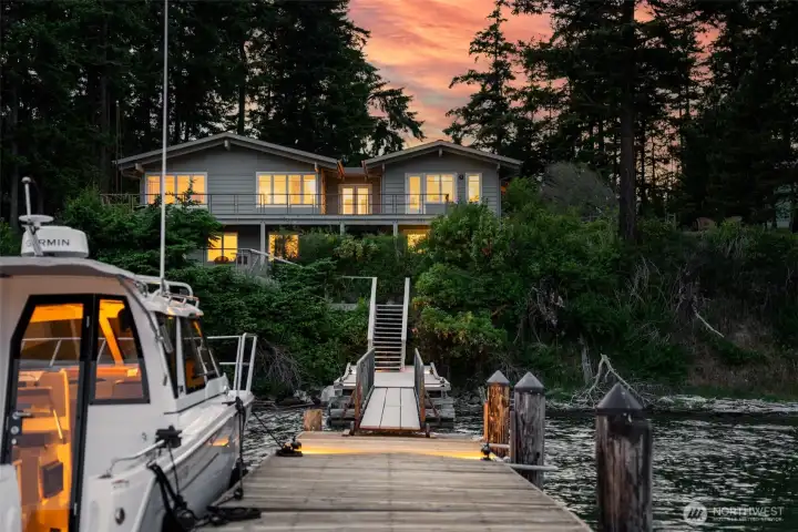 1794 Bayshore Rd comes with its own private dock! 1794 Bayshore Rd comes with its own private dock!
