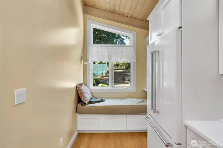 reading nook off kitchen.