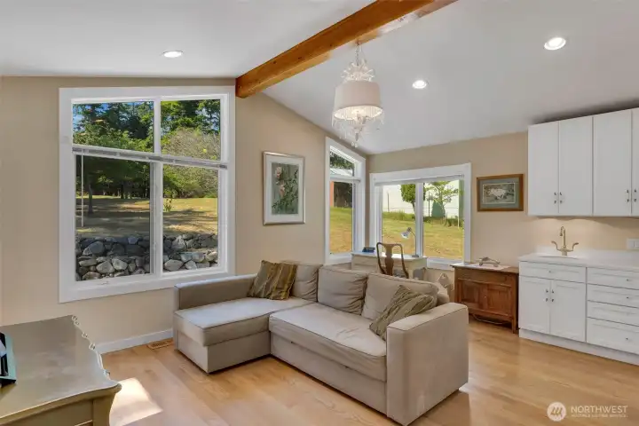 2nd livingroom on main