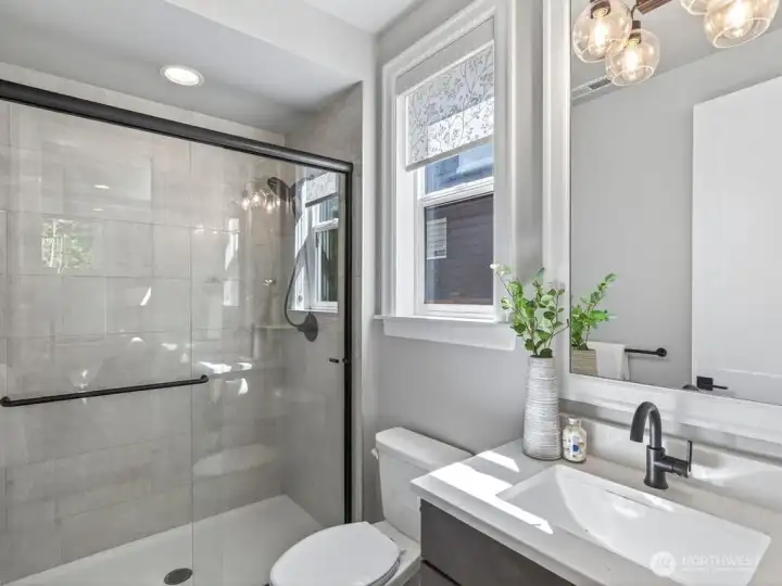 Spacious full bath within the guest suite.