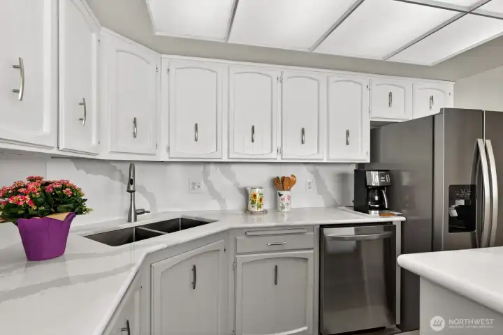 Beautifully updated kitchen with new stainless appliances and Qaurtz countertops and backsplash.