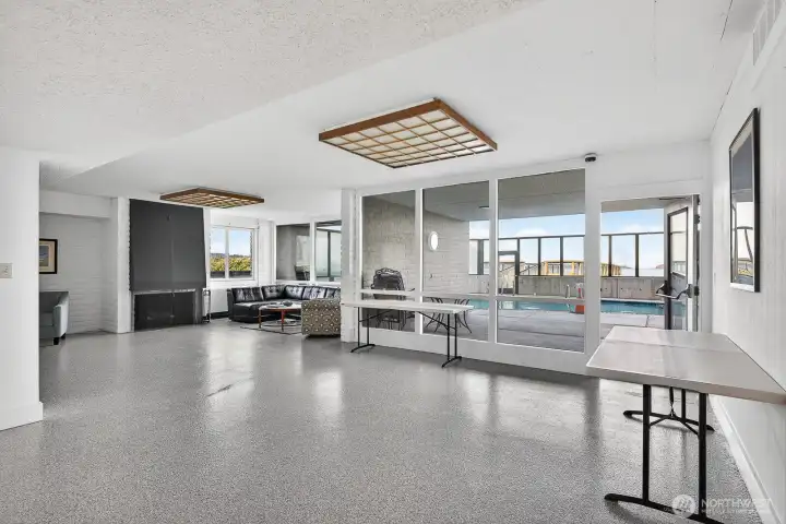 Nice community game room, with kitchen and direct access to the pool.
