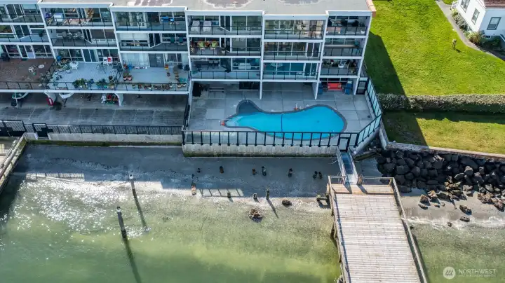 Nice sandy beach in front of complex plus the pool & Jacuzzi