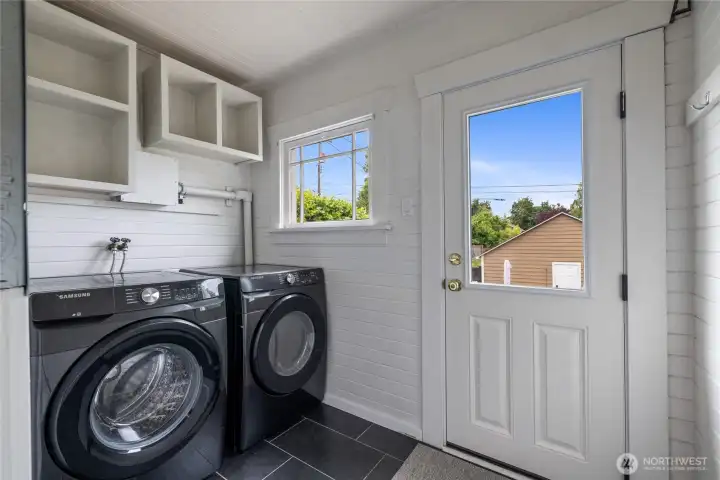 A separate mudroom offers washer and dryer (2020), with access to the backyard.