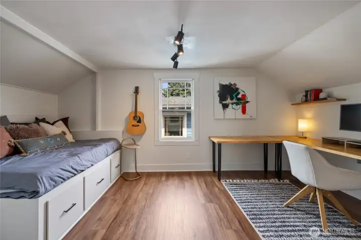 Built in full size bed is great for guests!