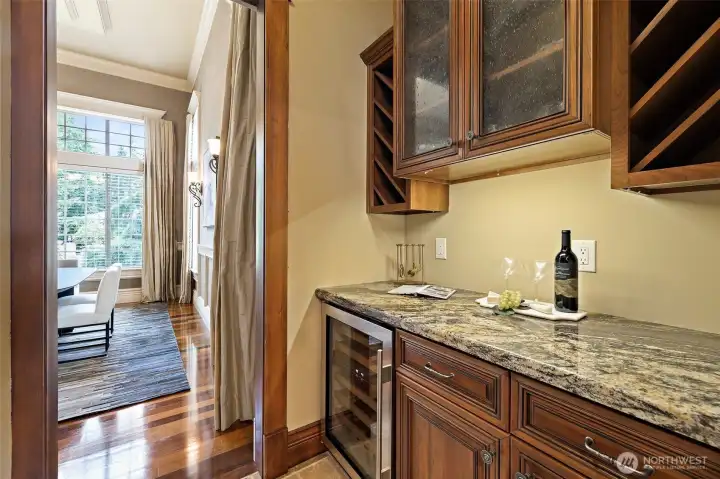 Butler's Pantry w/ beverage cooler Butler's Pantry w/ beverage cooler