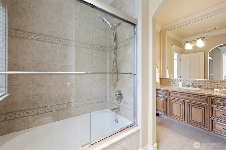 Guest En-Suite 2 full bathroom Guest En-Suite 2 full bathroom