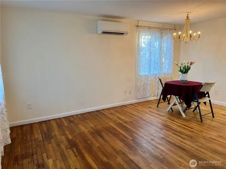 Great picture of threliving room/dining room!
