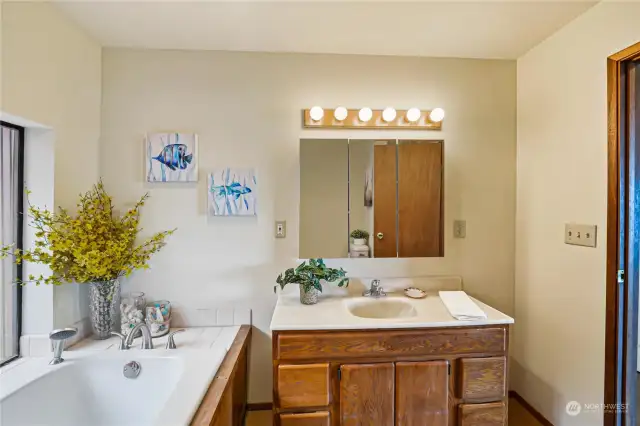 Hallway bathroom with jetted tub