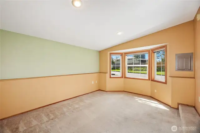 Bay windows  Recessed lighting / Carpeted