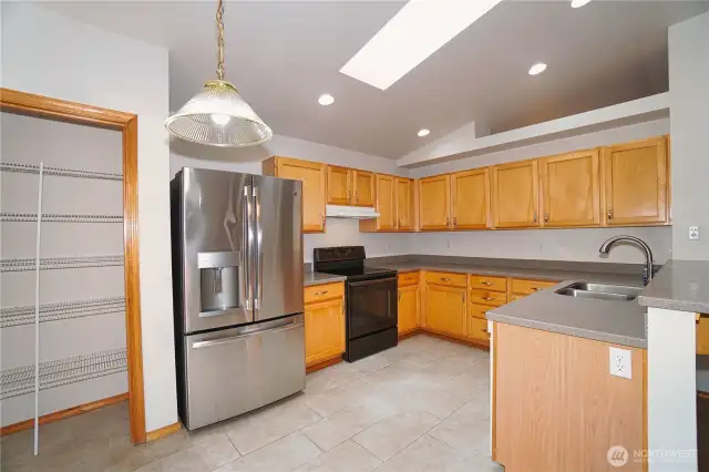 Pull out shelves in al he lower cabinets