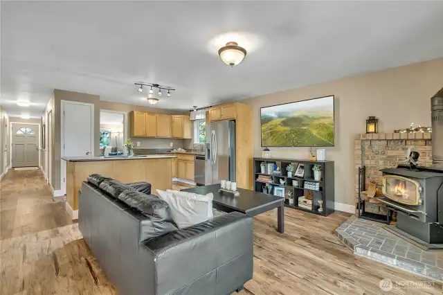 And the reverse - family room facing the kitchen.