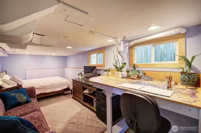 Cozy bonus space/hobbie space. Sellers used this as a guest space and art space.