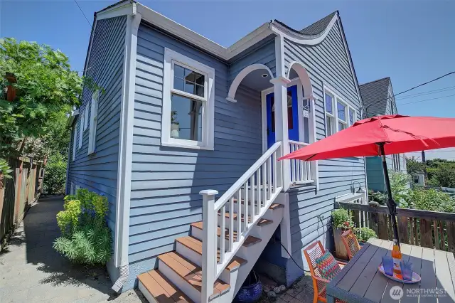 This house is adorable in every way and in one of the most vibrant and sought-after neighborhoods in Seattle. Walk to everything! Stores, cafes, Phinney Ridge Pubs, Green Lake, Greenwood Restaurants etc.