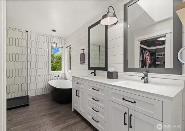 Newly remodeled 5-piece bath!