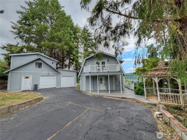 Home with Large Garage with Bonus