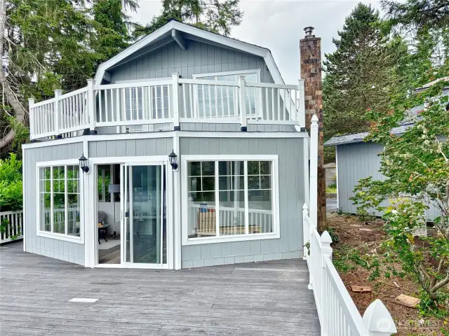 Home with 2 Upper Decks - Front and Back