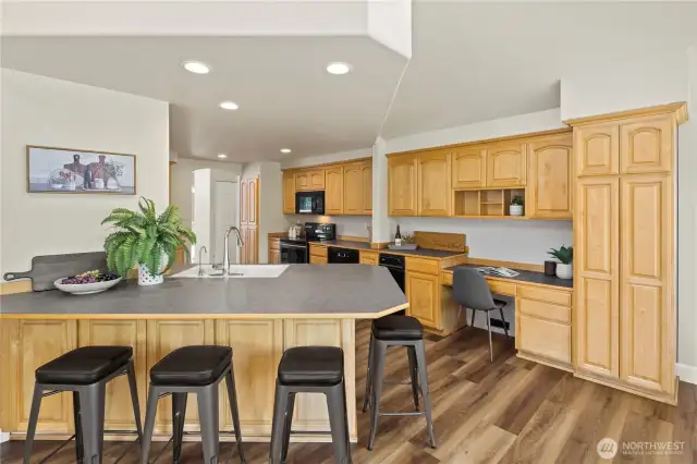 Breakfast Bar seating, too!