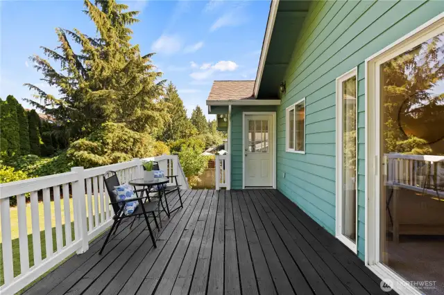 Large Deck leads down to Back yard~