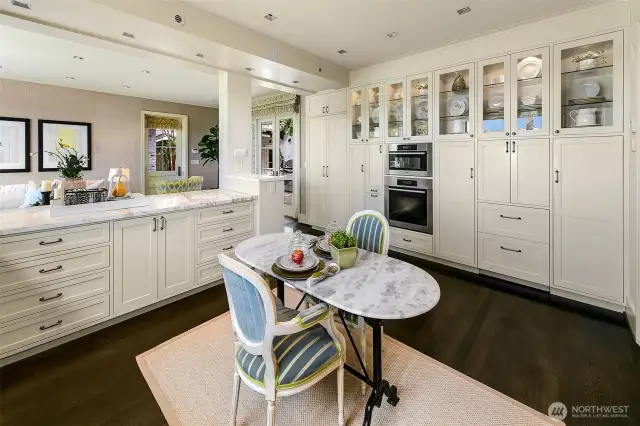 Perfect place for breakfast coffee or afternoon tea. So much storage !