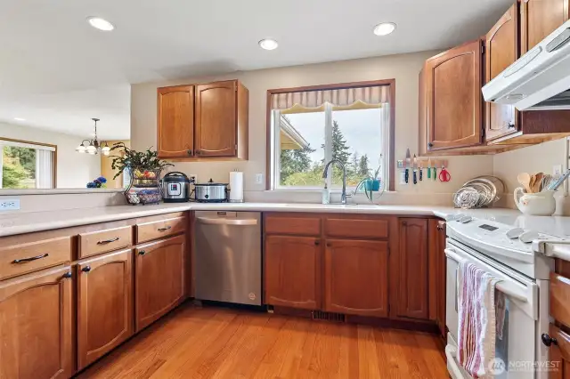 Another view of this gorgous kitchen.