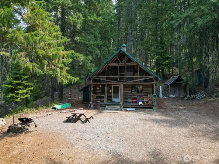 Welcome Home to Historic Salmon La Sac Cabin with Riverfront & Trails