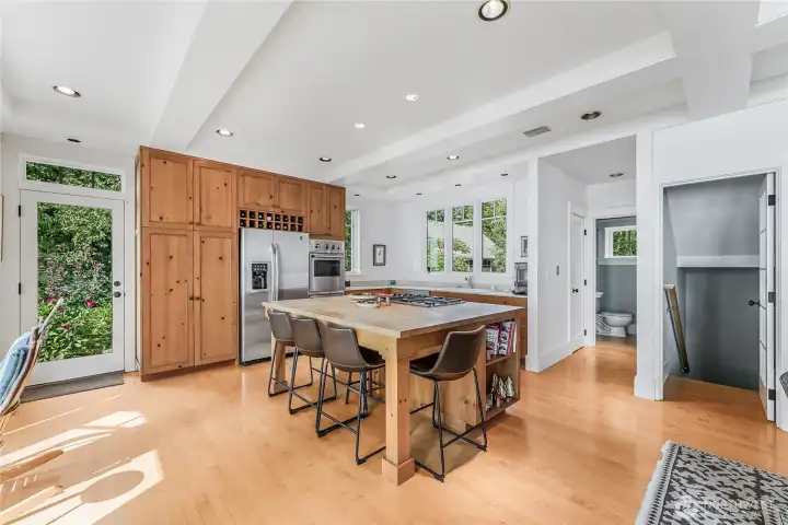 Beautifully appointed kitchen.