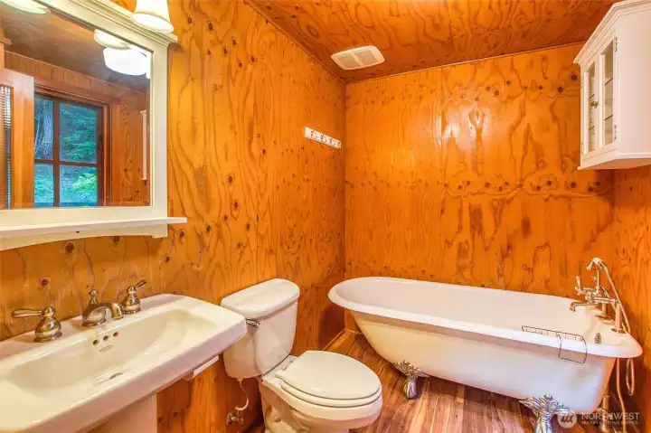 Full bath on the upper level.