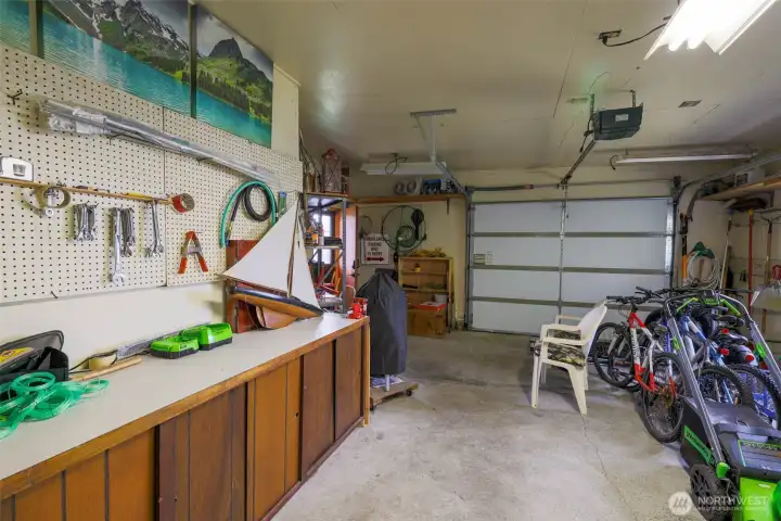Garage/workshop.