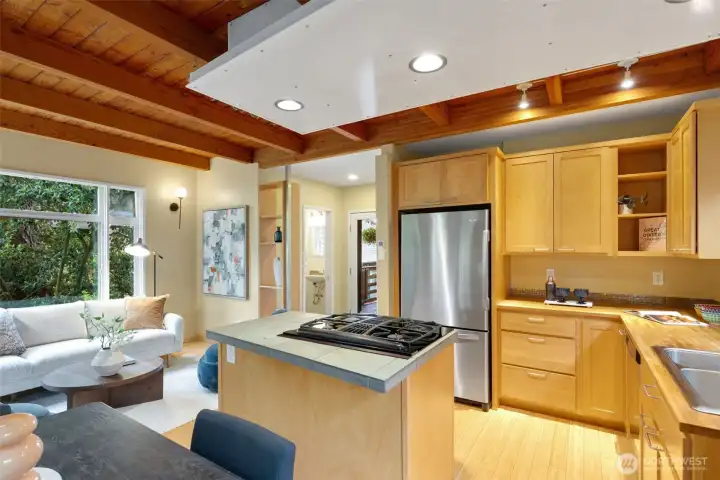 Circular floor plan around the island allows energy to flow through the space with ease, not to mention it makes walking and talking on the phone great!