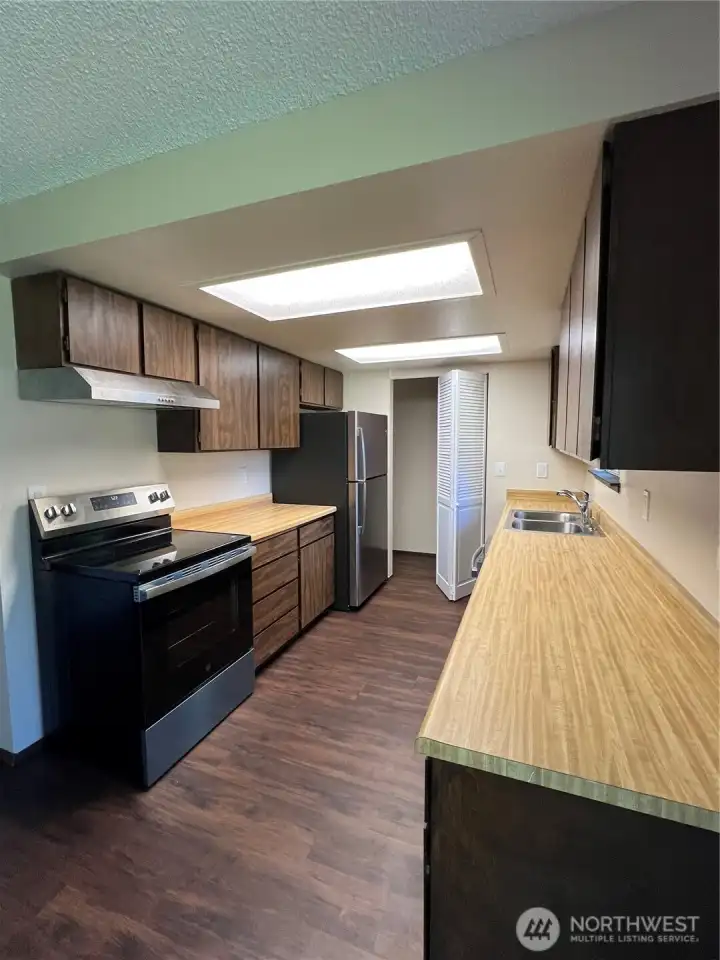 1523 Kitchen w Laundry Hookups & Pantry