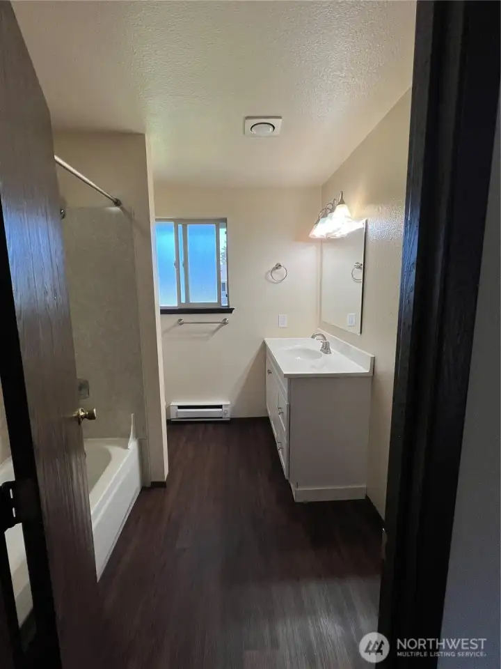 1523 Full Bathroom