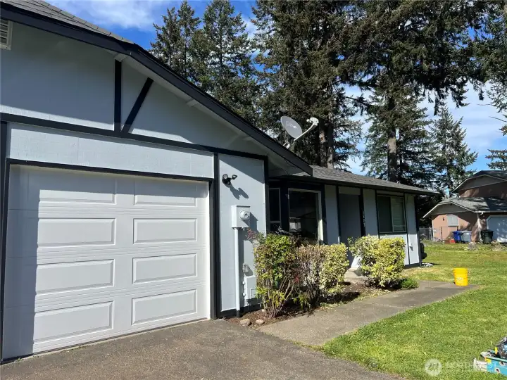 1523 Front with 1-car Garage