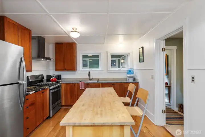 Large island in kitchen for prep/eat-in dining