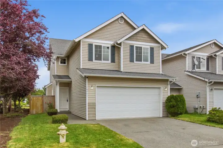 Graham 4 bedroom Townhouse on the corner lot! 2 car garage plus parking for 2 more in the driveway ~