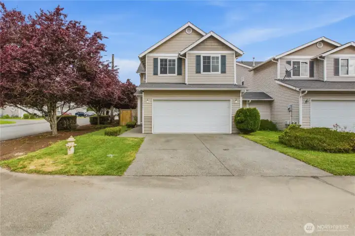 Graham 4 bedroom Townhouse on the corner lot! 2 car garage plus parking for 2 more in the driveway ~