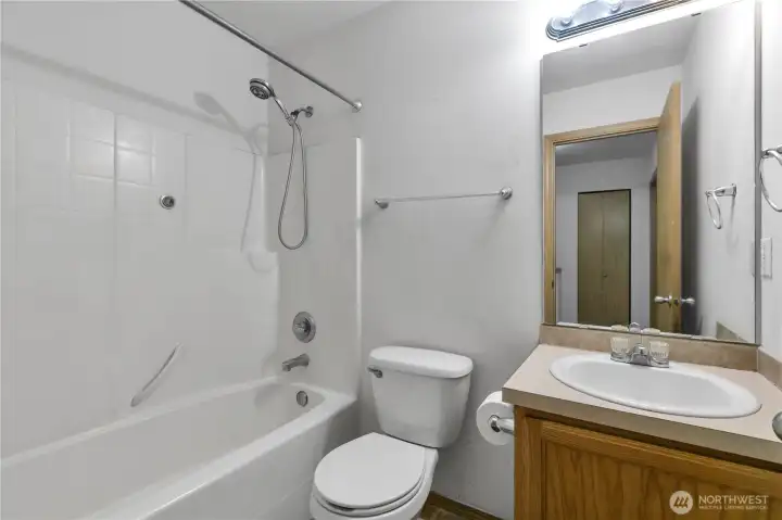 2nd Full upstairs bath