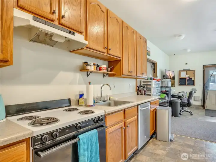 Convenient kitchenette adds flexibility for guests, projects, or entertaining. Convenient kitchenette adds flexibility for guests, projects, or entertaining.