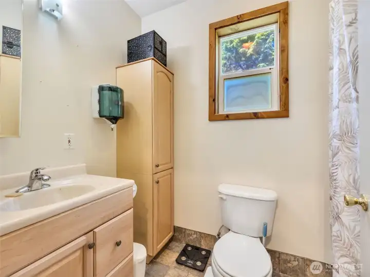 Additional bathroom serving the guest quarters and shop. Additional bathroom serving the guest quarters and shop.
