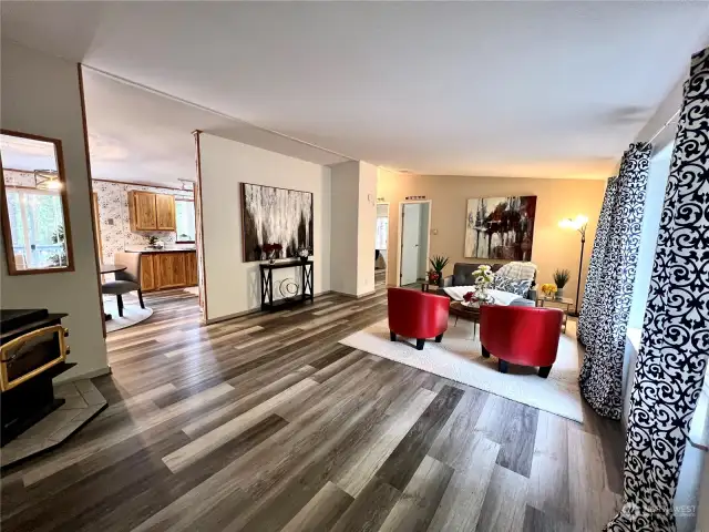 Large living room w/ electric free-standing stove