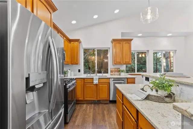 Beautiful new appliances and countertop - extra wide sink territorial views