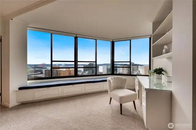 This area is drenched in natural light & spectacular views of Mt. Rainier, the big Wheel & city!