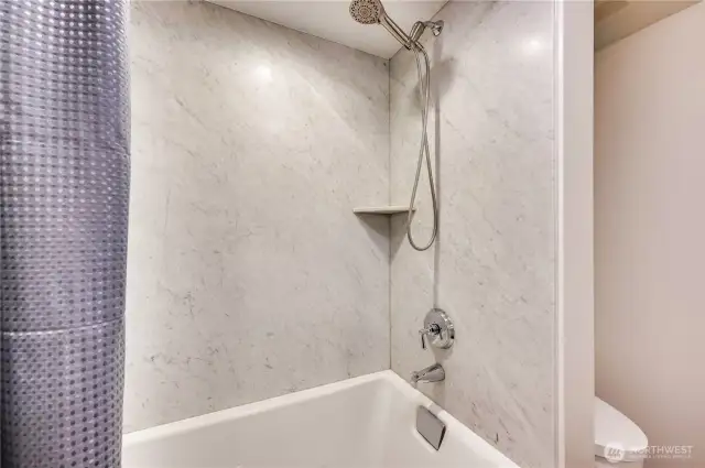 Guest full bathtub.