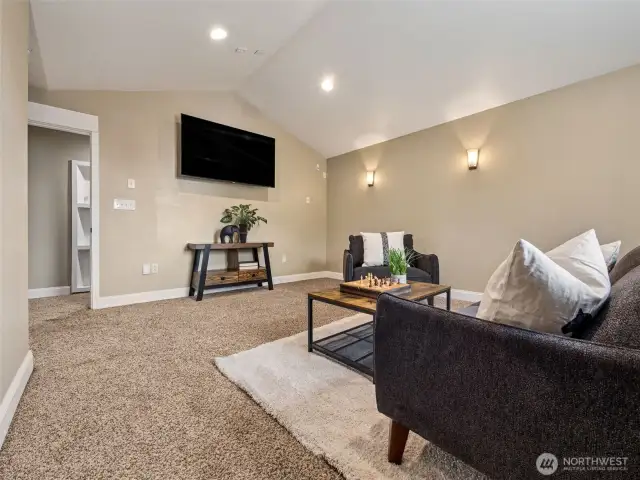 Upstairs Bonus room/4th bedroom option with a full bathroom