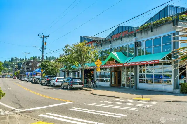 Short walk along the beach to restaurants, coffee shops and other amenities at Alki without being stuck in the middle of the sometimes too-bustling summer fun!
