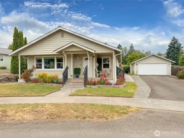 1378 sq' w/2 car garage