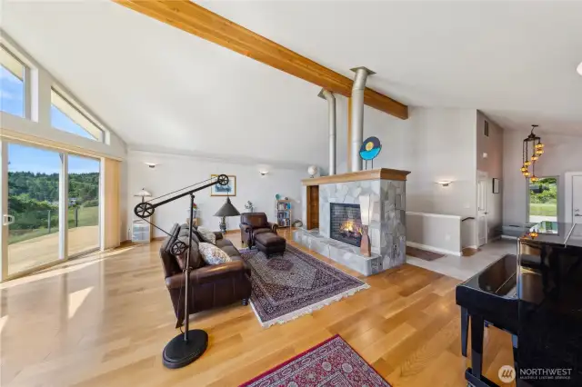 This wonderful home is clean, light, bright and move-in ready!  Just in time for Summer. ;>)