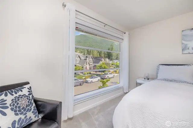 Third upstairs guest bedroom.