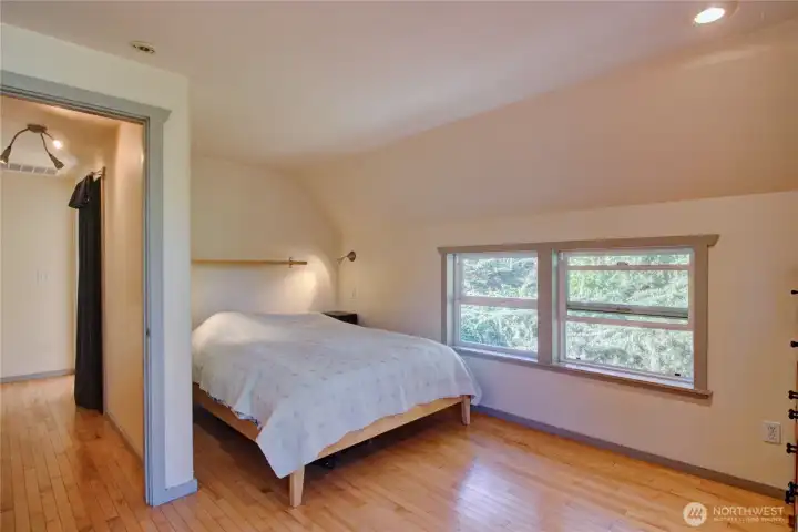 Maximizing the main bedroom with the bed tucked in it's own space, with a window looking over the garden.