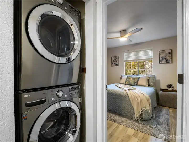 The stackable laundry fits nicely in the hallway